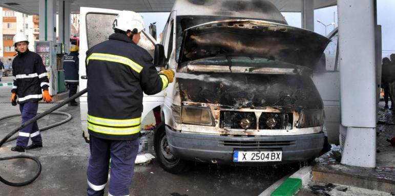Фирмен бус горя на бензиностанция в Хасково